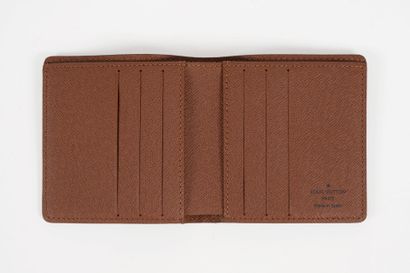 LOUIS VUITTON Monogrammed canvas wallet
10 x 10 cm

mint condition - Box