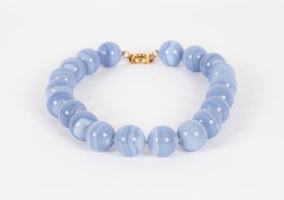 null Necklace of blue-tinted agate pearls, pearl diameter 2 cm, clasp in yellow gold...