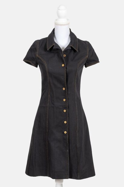 CHANEL Short-sleeved dress in black denim
Size 38

Good used condition - Two buttons...