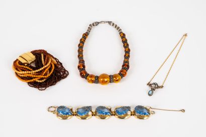 LOT DE BIJOUX FANTAISIES Comprising:
- A bracelet in gilded metal and blue rhinestones,...