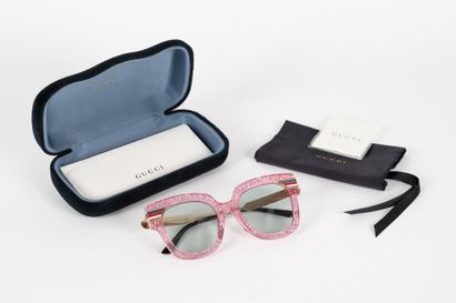 GUCCI Large pair of pink glitter sunglasses

Case and label - 2tat new