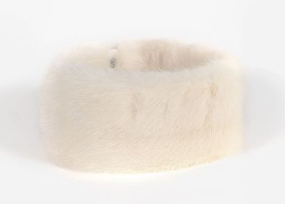 null Small collar in white mink
Length: 52 cm