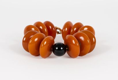 null Thin bracelet in yellow gold (750), antique amber beads, contemporary winding,...