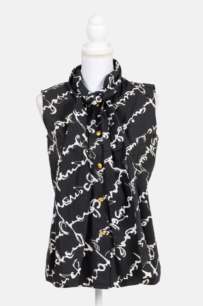 CHANEL Slightly flared sleeveless blouse with lavallière collar in black cotton with...