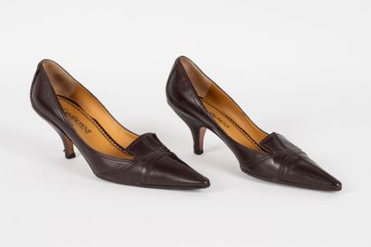 YVES SAINT LAURENT Pair of brown leather overstitched pumps, 
Size 38,
very good...