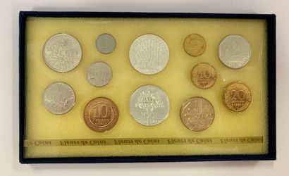 FRANCE Collection de pièces en argent et en cuivre "fleurs de coins" 1987. 
Avec...
