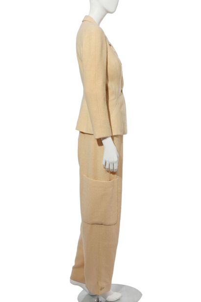 CHANEL HAUTE COUTURE Tailleur pantalon en laine bouclée de couleur primevère, Printemps-Eté...