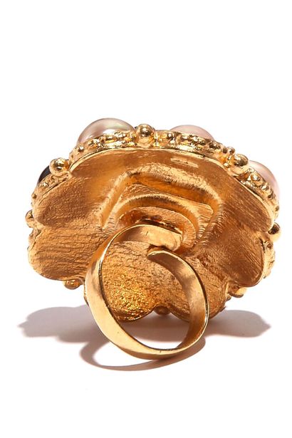 CHANEL HAUTE COUTURE Bague, Automne-Hiver 2001-2002

An outsized ring, Autumn-Winter,...