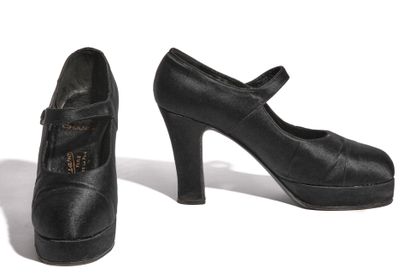 CHANEL HAUTE COUTURE Paire de chaussures à plateforme en satin noir Chanel par Massaro,...
