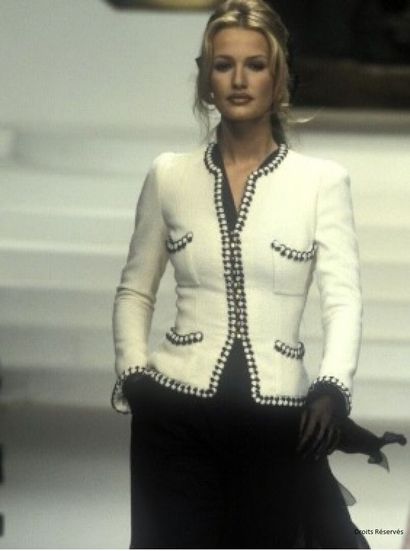CHANEL HAUTE COUTURE Veste en tweed blanc, Printemps-Eté 1994

An ivory tweed jacket,...