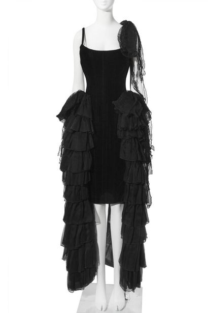 CHANEL HAUTE COUTURE Robe de cocktail en velours noir, Automne-Hiver 1992-1993

A...