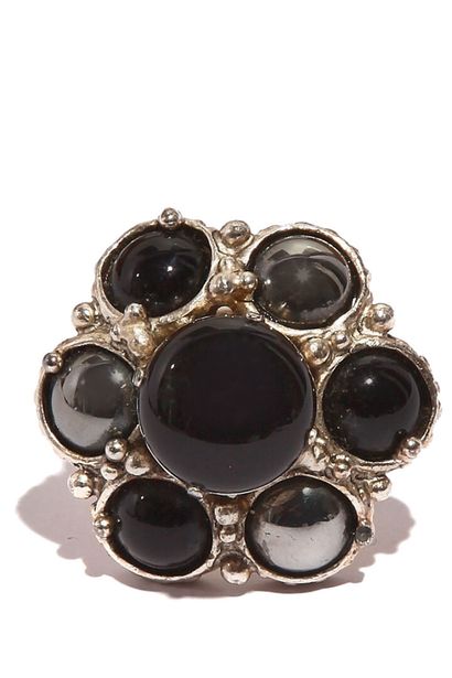CHANEL HAUTE COUTURE Bague, Automne-Hiver, 2001-2002

An outsized ring, Autumn-Winter...