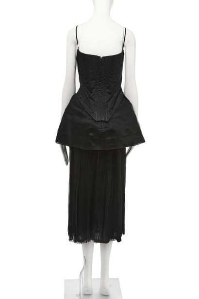 CHANEL HAUTE COUTURE Robe-corset en satin noir, Automne-Hiver 1992-1993

A black...