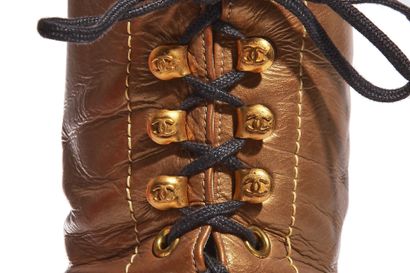 CHANEL HAUTE COUTURE Paire de bottines en cuir doré mat Chanel par Massaro, Automne-Hiver...