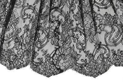 CHANEL HAUTE COUTURE Robe de cocktail en dentelle Chantilly noire, Printemps-Eté...