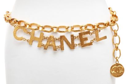 CHANEL Ceinture chaîne en métal doré martelé, Printemps-Eté 1993

A hammered gilt...