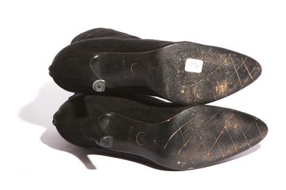 CHANEL Paire de bottines en peau retournée noire, circa 1996

A pair of Chanel black...