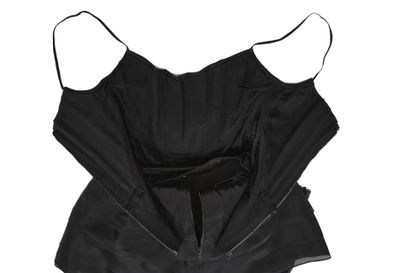 CHANEL HAUTE COUTURE Robe-corset en satin noir, Automne-Hiver 1992-1993

A black...