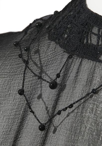 CHANEL HAUTE COUTURE Robe plissée en mousseline de soie noire et manteau de soirée...