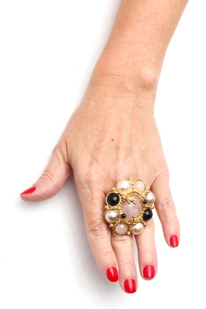 CHANEL HAUTE COUTURE Bague, Automne-Hiver 2001-2002

An outsized ring, Autumn-Winter,...