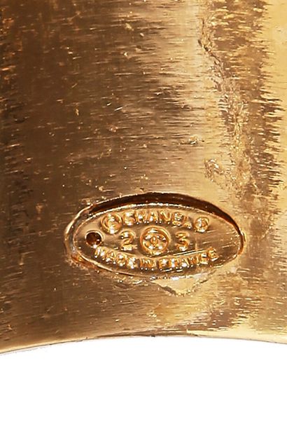 CHANEL Manchette en métal doré, Automne-Hiver 1987-1988

A gilt metal 'coin' cuff,...