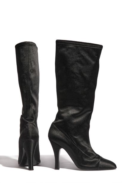 CHANEL Paire de bottes en satin noir, circa 1996

A pair of black satin knee high...