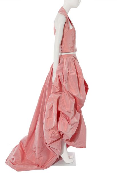 CHANEL HAUTE COUTURE Ball gown in pink-grey taffeta, Spring-Summer 1999

A shot pink-grey...