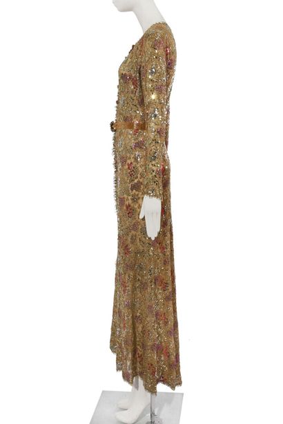 CHANEL HAUTE COUTURE Importante robe du soir en dentelle dorée brodée par Lesage,...