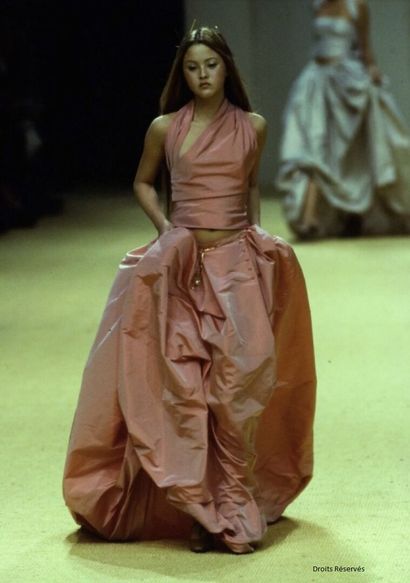 CHANEL HAUTE COUTURE Ball gown in pink-grey taffeta, Spring-Summer 1999

A shot pink-grey...