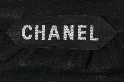 CHANEL HAUTE COUTURE Robe de cocktail et cape en Chantilly noir, Printemps-Eté 1992

A...