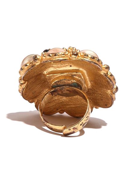 CHANEL HAUTE COUTURE Bague, Automne-Winter, 2001-2002

An outsized ring, Autumn-Winter...