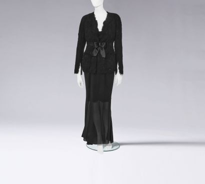 CHANEL HAUTE COUTURE Robe de soirée en mousseline de soie noire avec veste texturée...