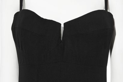 CHANEL HAUTE COUTURE Fourreau en crêpe de soie noir Printemps-Eté 1996

A black silk...
