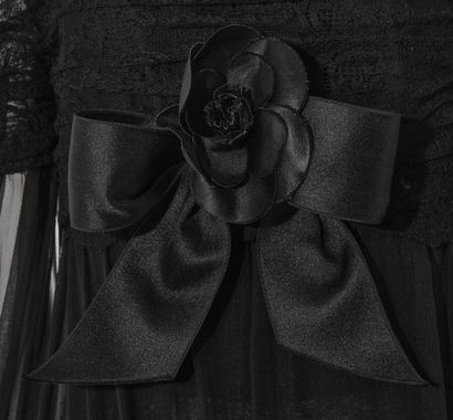 CHANEL HAUTE COUTURE Robe de cocktail en dentelle Chantilly noire, Printemps-Eté...