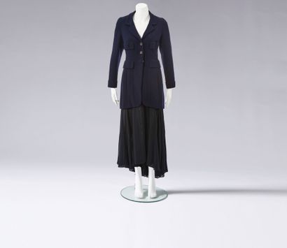 CHANEL HAUTE COUTURE Robe en mousseline de soie bleu encre et veste en crêpe de laine,...