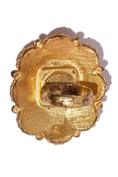 CHANEL HAUTE COUTURE Bague, Automne-Winter, 2001-2002

An outsized ring, Autumn-Winter...