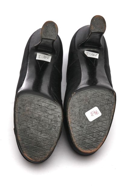 CHANEL HAUTE COUTURE Paire de chaussures à plateforme en satin noir Chanel par Massaro,...