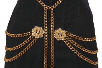 CHANEL HAUTE COUTURE Robe fourreau en crêpe de soie noire avec des chaînes, Printemps-Eté...