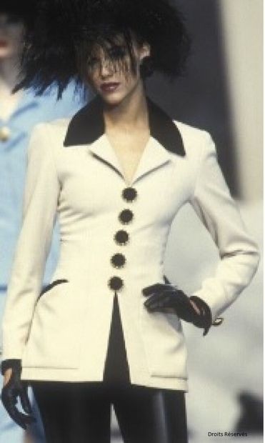 CHANEL HAUTE COUTURE Tailleur en laine beige et velours noir, Printemps-Eté 1992

A...