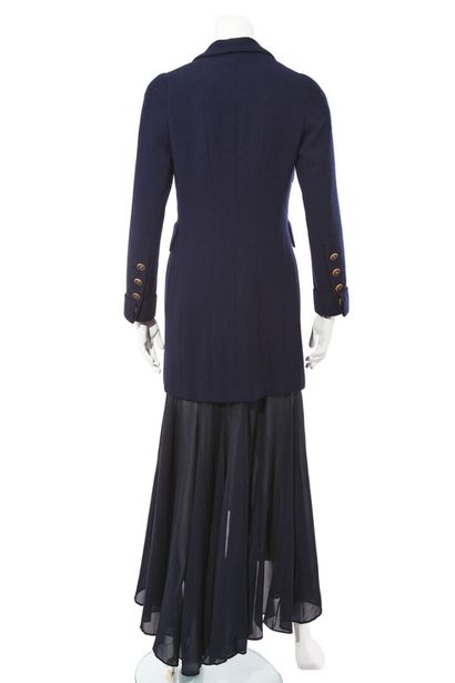 CHANEL HAUTE COUTURE Robe en mousseline de soie bleu encre et veste en crêpe de laine,...