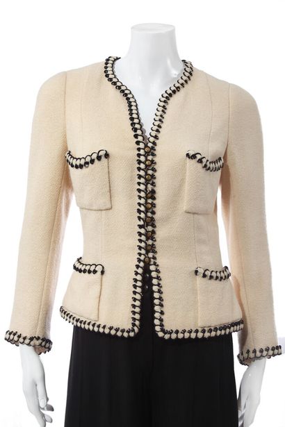 CHANEL HAUTE COUTURE Veste en tweed blanc, Printemps-Eté 1994

An ivory tweed jacket,...