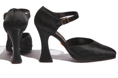 CHANEL HAUTE COUTURE Paire de chaussures de soirée Chanel par Massaro en satin noir,...