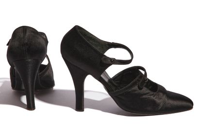 CHANEL HAUTE COUTURE Paire de chaussures de soirée Chanel par Massaro en satin noir,...