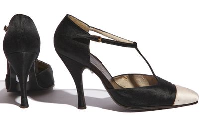 CHANEL HAUTE COUTURE Paire de chaussures Chanel par Massaro en satin noir et blanc,...
