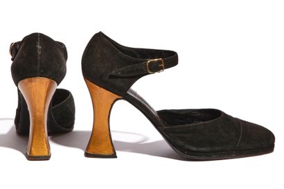 CHANEL HAUTE COUTURE Paire de chaussures de soirée Chanel par Massaro en daim noir,...