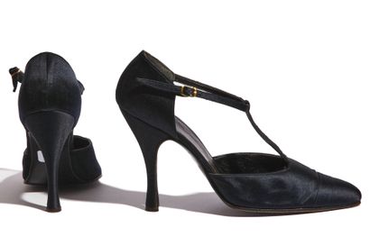 CHANEL HAUTE COUTURE Paire de chaussures de soirée Chanel par Massaro en satin bleu...