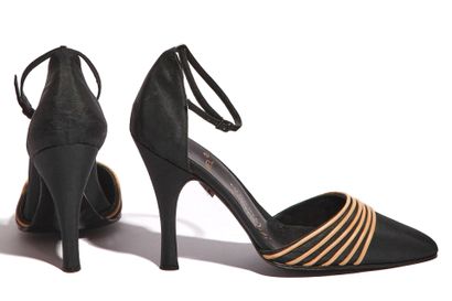 CHANEL HAUTE COUTURE Paire de chaussures de soirée Chanel par Massaro en soie noire,...