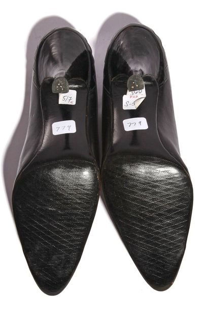 CHANEL HAUTE COUTURE Paire de chaussures Chanel par Massaro en cuir noir et vernis,...