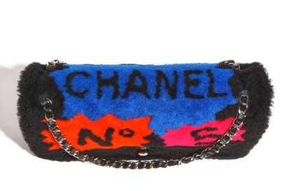 CHANEL Sac à rabat en peau de mouton rasé et cuir matelassé par Chanel, Automne-Hiver...