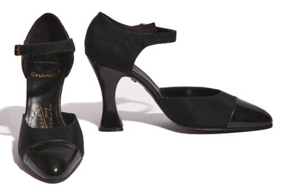 CHANEL HAUTE COUTURE Paire de chaussures de soirée Chanel par Massaro en soie noire...